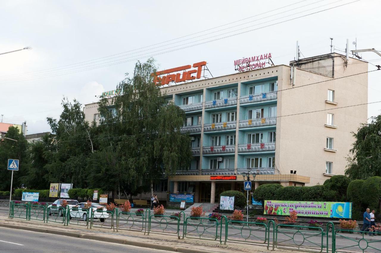 Tourist Hotel Öskemen Bagian luar foto