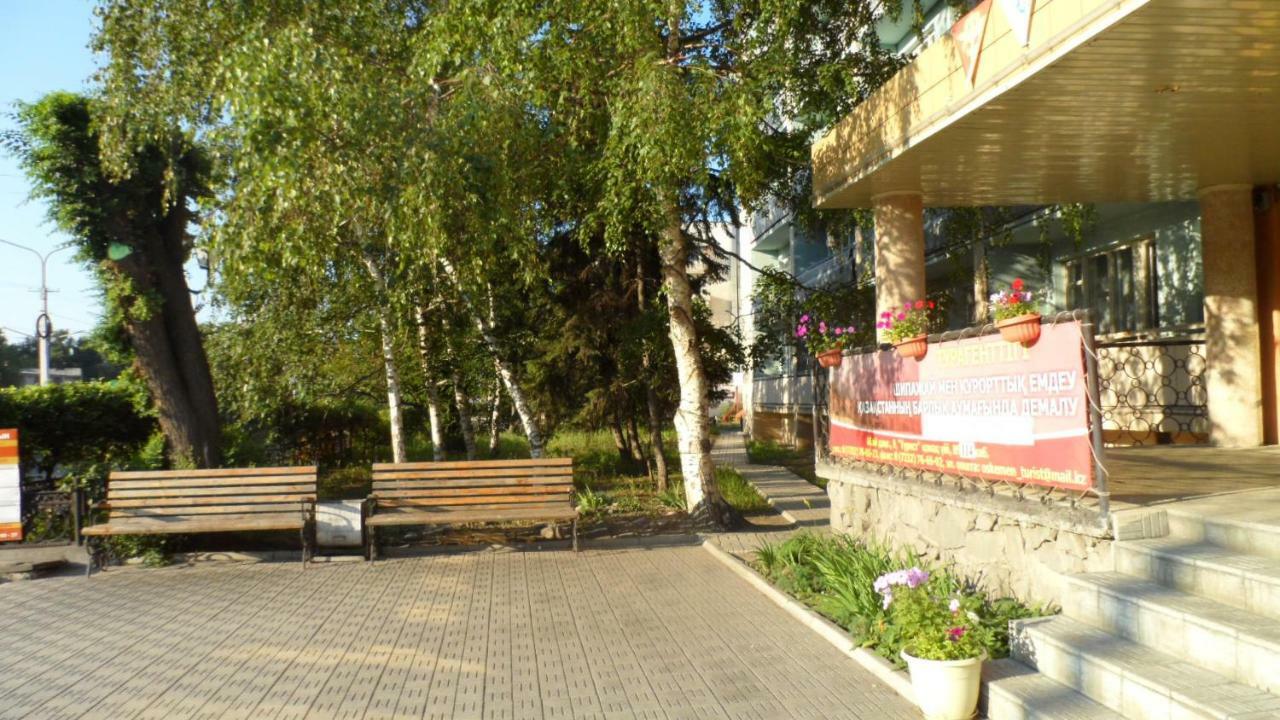 Tourist Hotel Öskemen Bagian luar foto